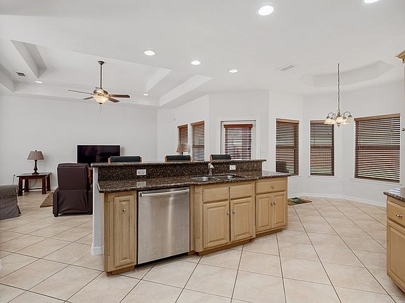 5th image of 22 Bethpage Dr
