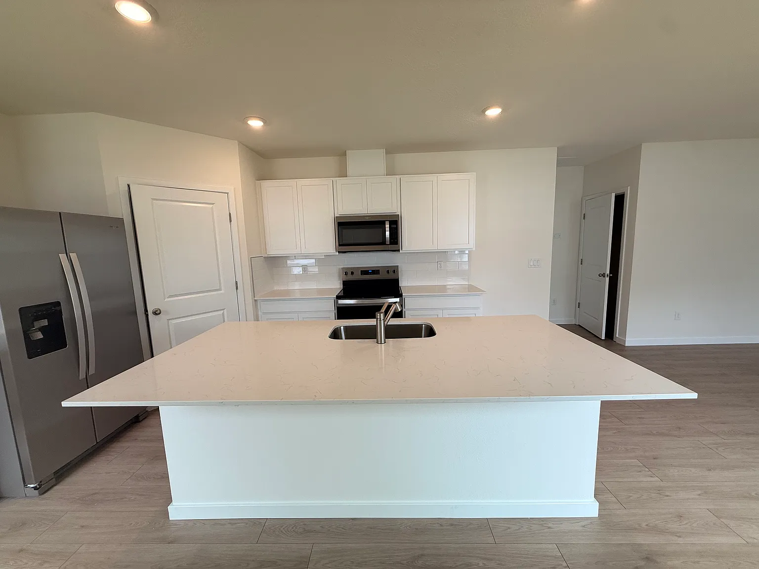 4 bed, 1700 sqft, $2,975 — Photo 4