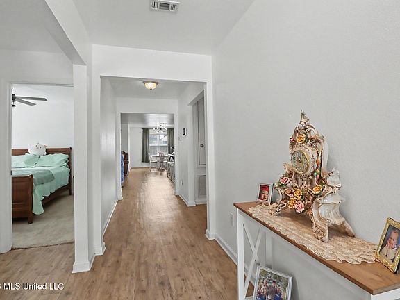 3rd image of 502 E Marigold Dr