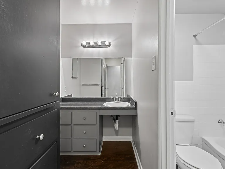 Admiral Apartments — Photo 25