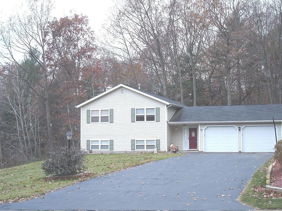 1st image of 40 Pinehollow Dr