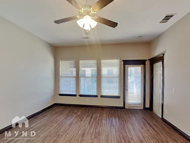 1114 Merlin Dr — Photo 9