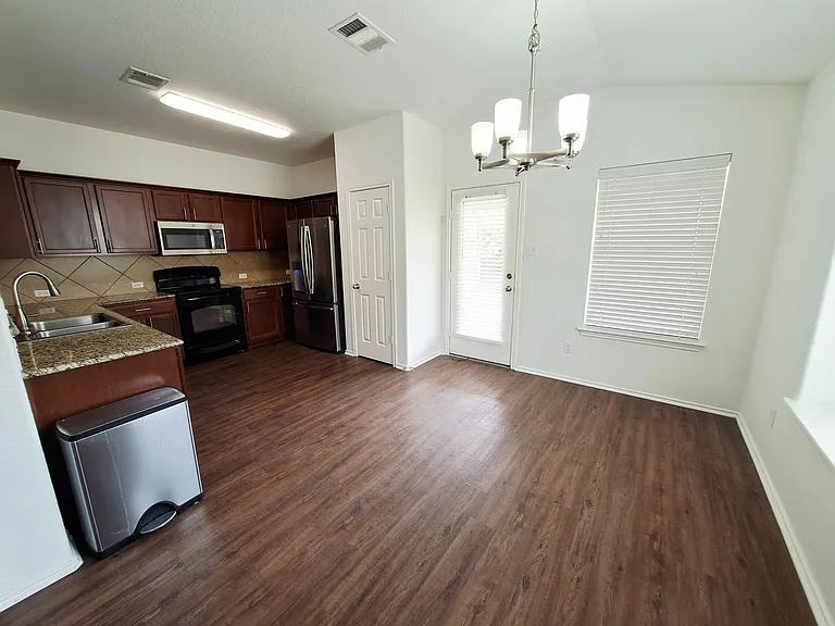 325 Comal Run — Photo 8