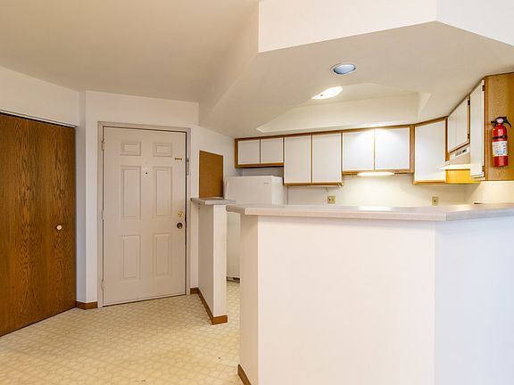 3rd image of 702 N 54th Ave W APT 6