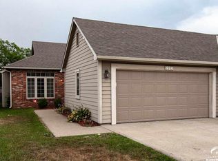 924 N Field Stone Dr, Lawrence, KS 66049