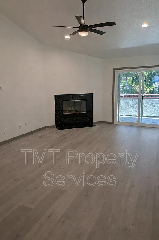 3 bed, 2.0 bath, 1322 sqft, $2,400 — Photo 2