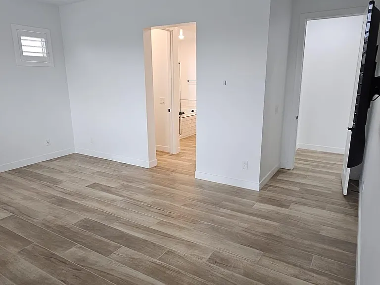 Primary bedroom to bathroom