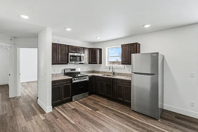 2 bed, 825 sqft, $1,585 — Photo 2