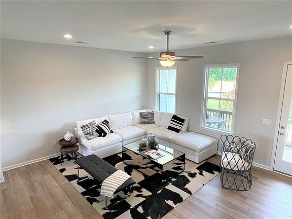 3rd image of 157 Harlow Cir