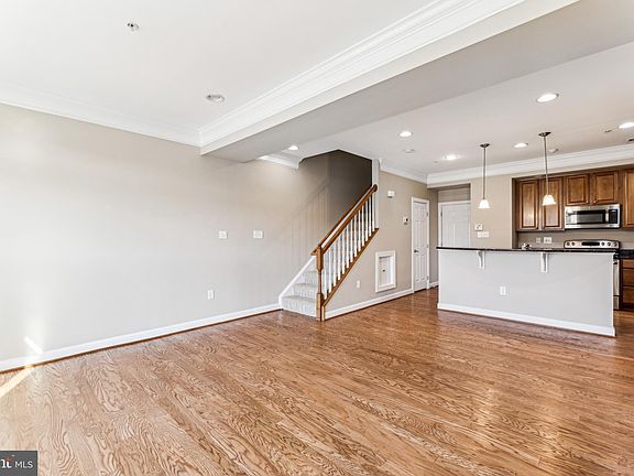 4th image of 256 Urban Ave #256
