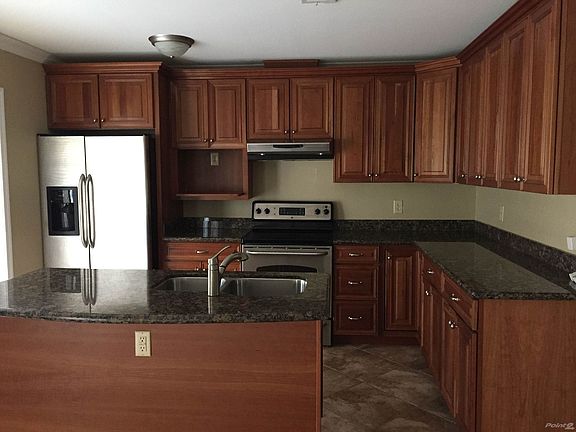 Kitcehn with grantie counter tops