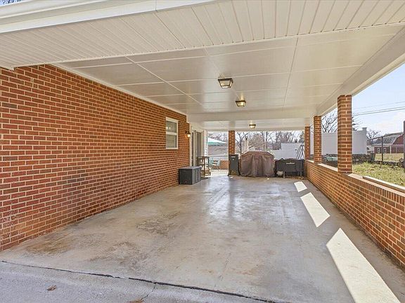 5th image of 165 Oaklawn Ave NE