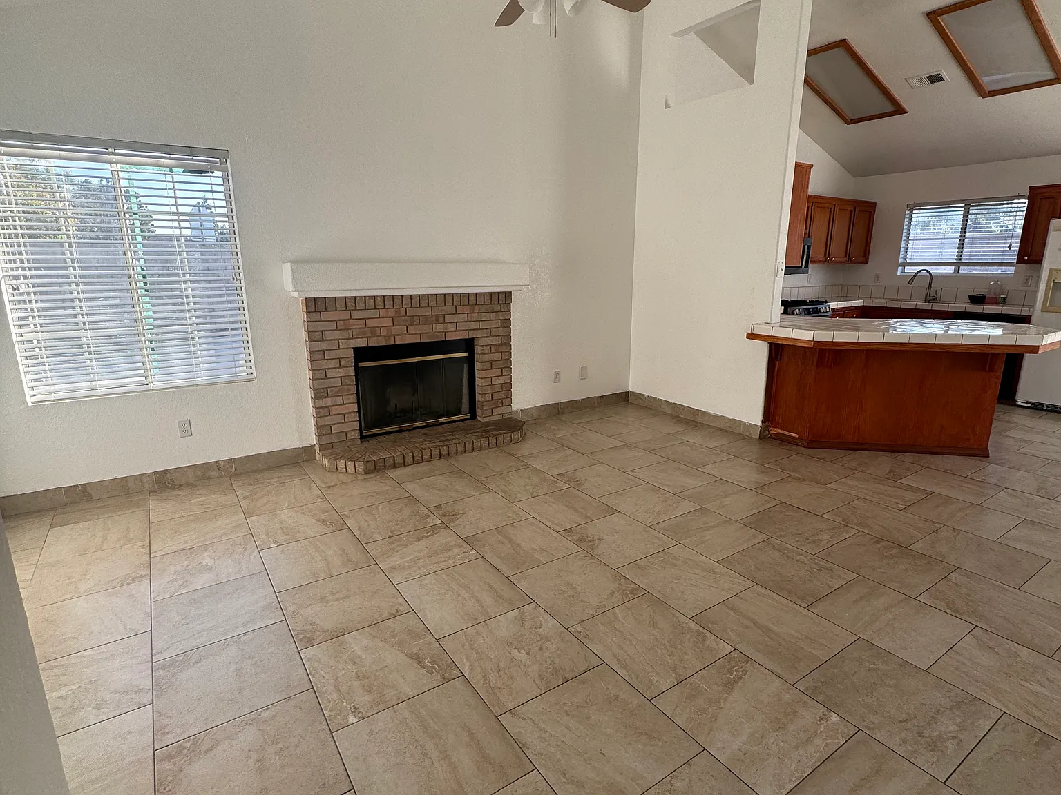 3 bed, 1223 sqft, $2,000 — Photo 3