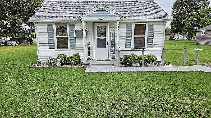 1st image of 605 W Fordyce Ave