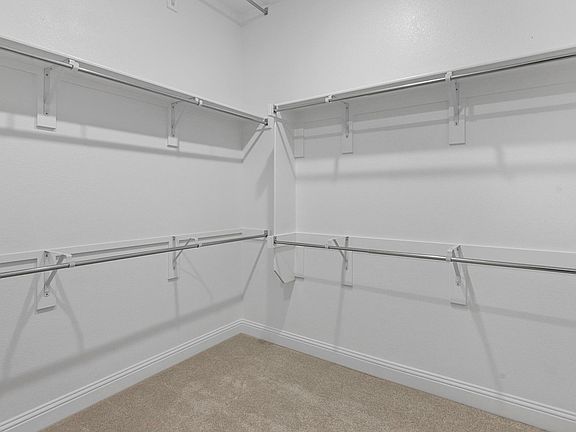 Owner s suite w walk-in closet