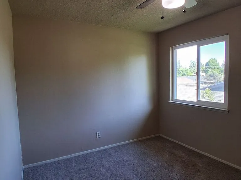 5780 N. 8th St. Duplex — Photo 11