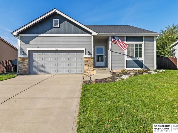 13806 Clearwater Dr, Papillion, NE 68133