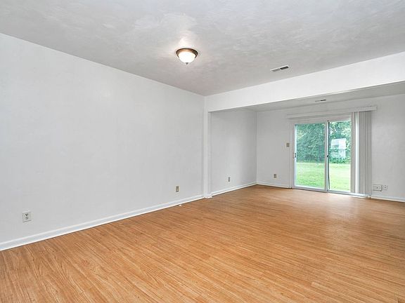 4th image of 2776 Peach St