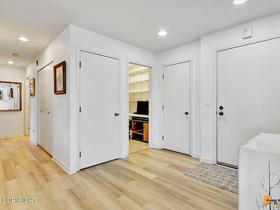 5th image of 1032 W 11th Ave Unit 201