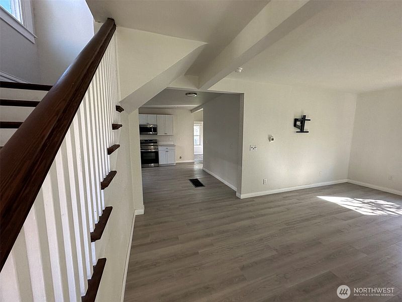 5th image of 1124 W Mansfield