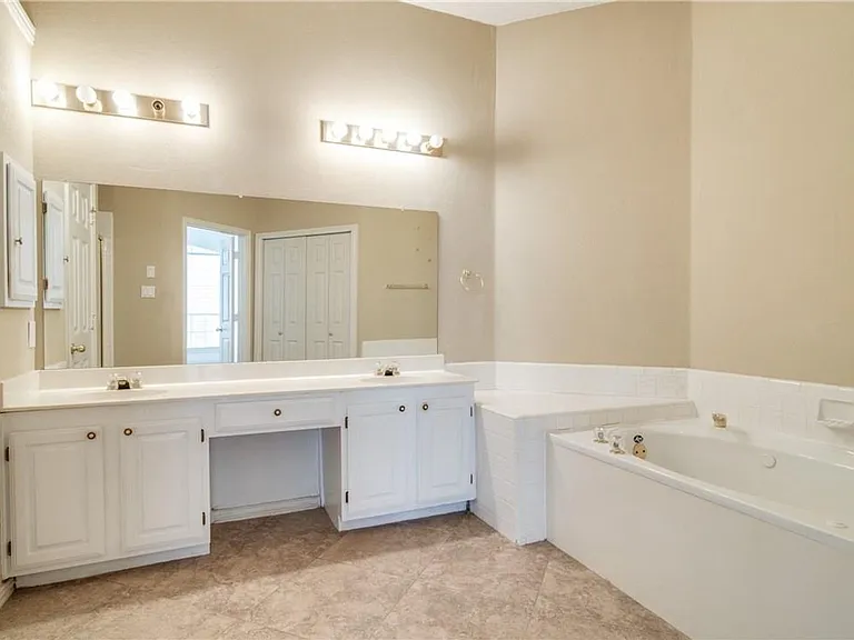 11017 Knoxville Ln — Photo 2