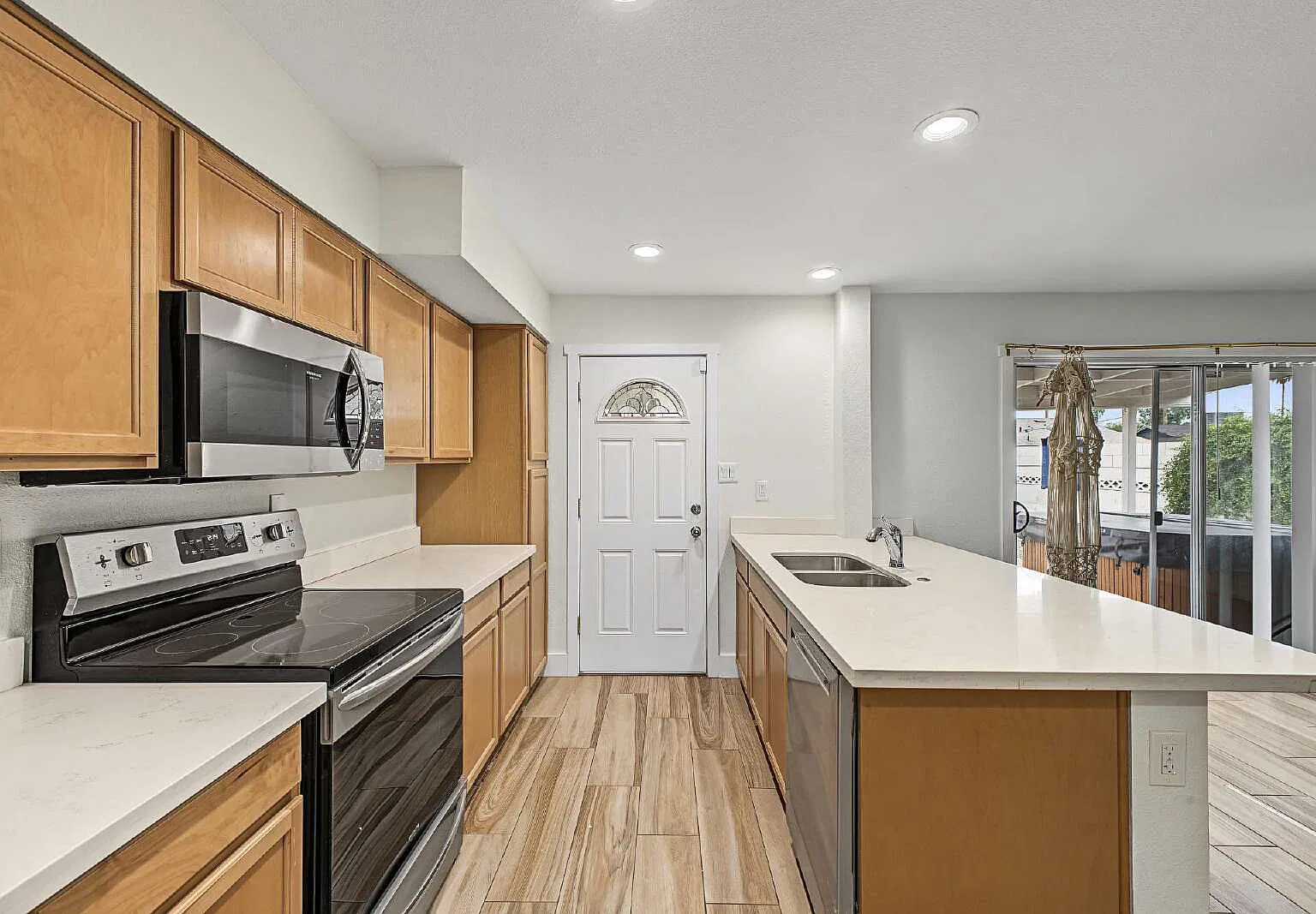 5 bed, 3.0 bath, 2122 sqft, $3,195 — Photo 4