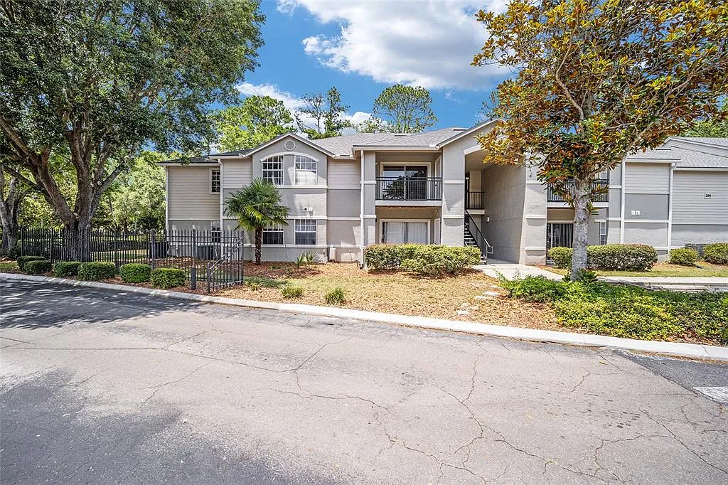 3 bed, 3.0 bath, 1198 sqft, $1,600 — Photo 2
