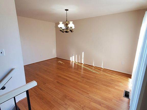 4th image of 40149 Newport Dr