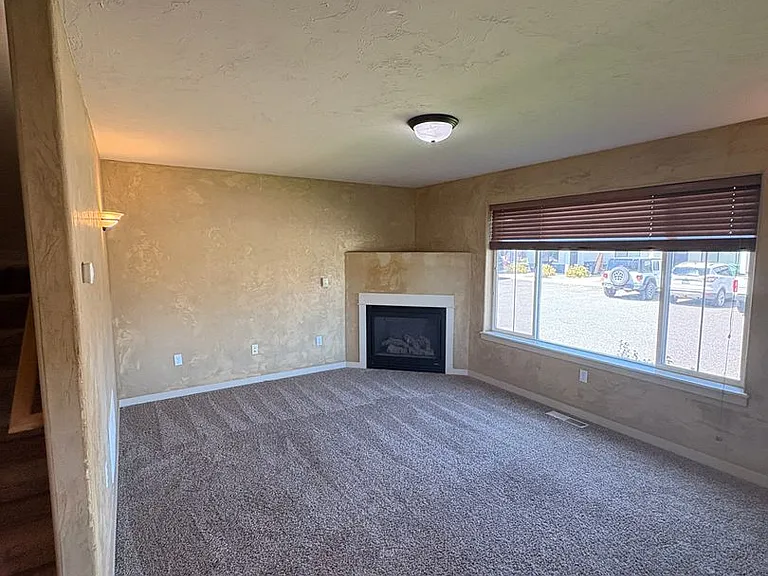 1091 N 14th Ave — Photo 9
