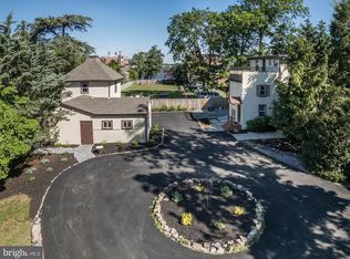 206 Carriage House Ln, Riverton, NJ 08077