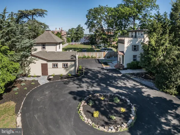 206 Carriage House Ln, Riverton, NJ 08077