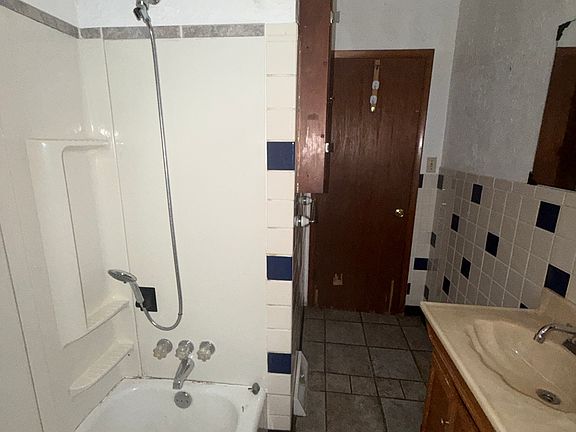 3rd image of 8303 Bluff Ave