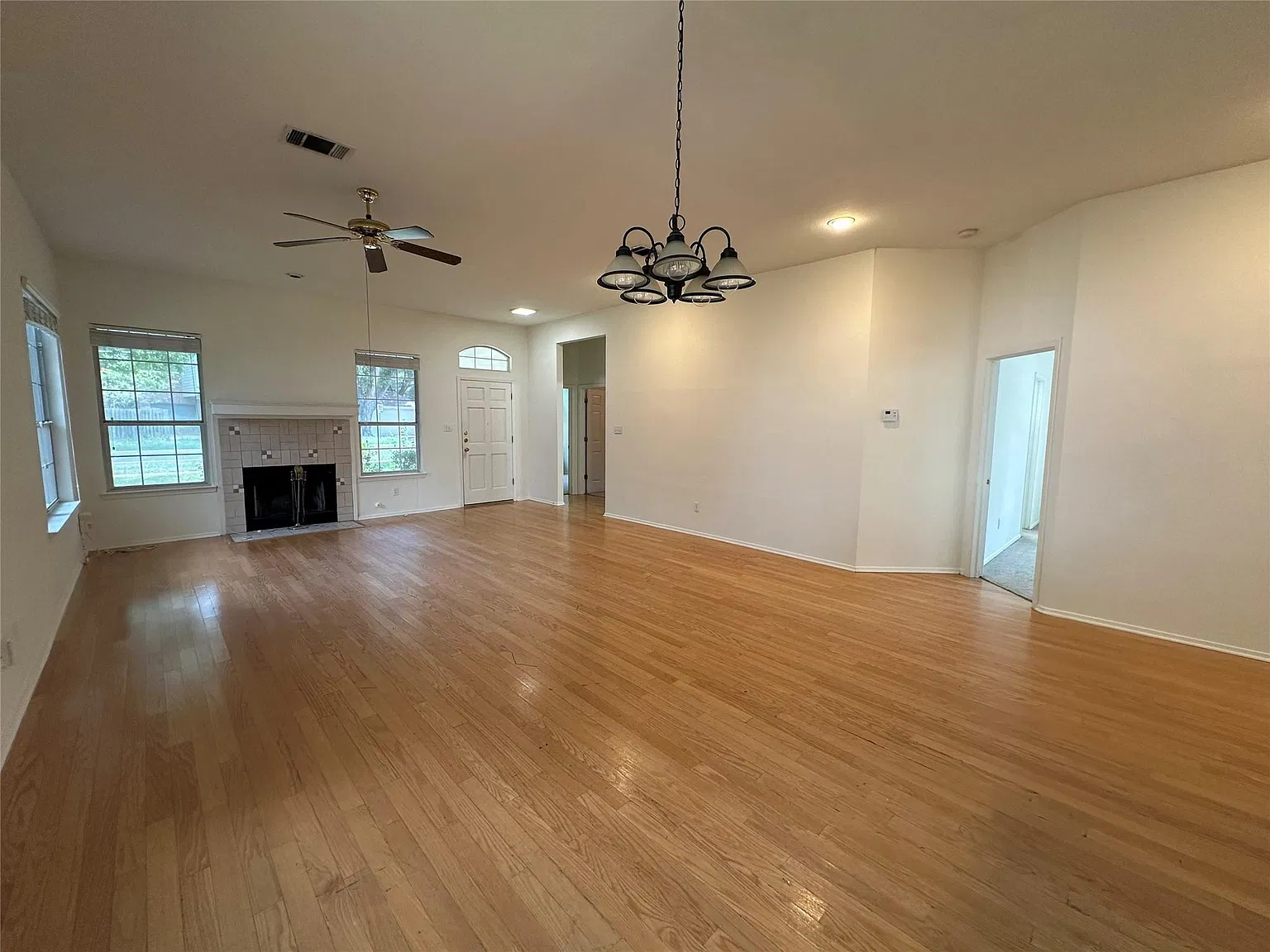 4 bed, 3.0 bath, 1662 sqft, $4,200 — Photo 3