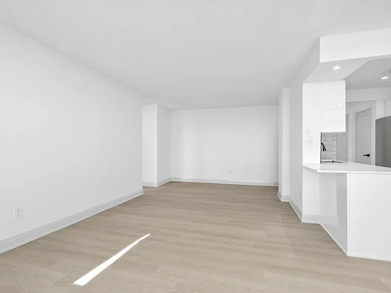 225 Davisville Ave — Photo 36