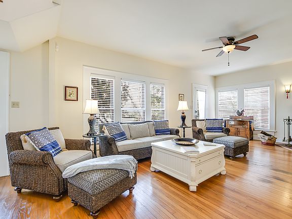 3rd image of 220 E Magnolia Ave