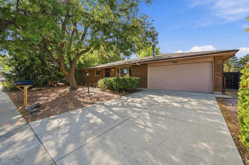 3233 Hawthorn Dr