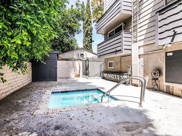 12416 Magnolia Blvd #9 — Photo 25