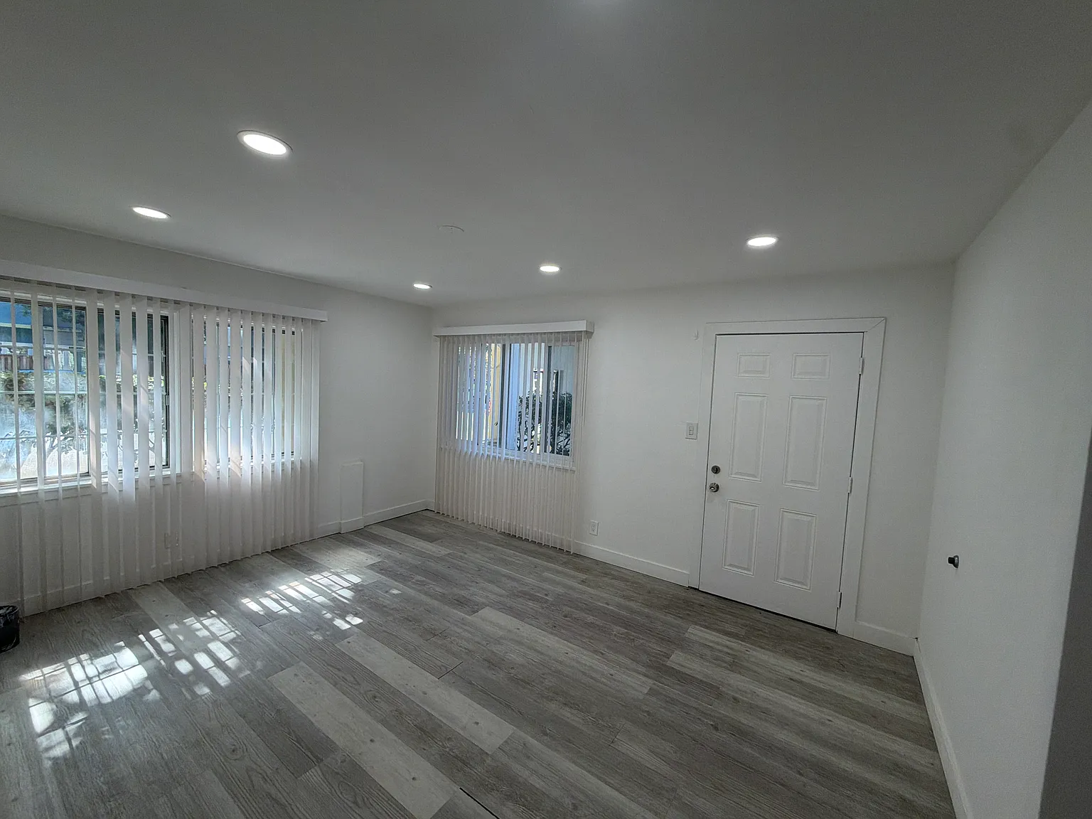 225 E Taylor St — Photo 3