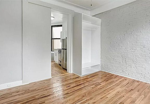 4th image of 233 E 77th St APT 24
