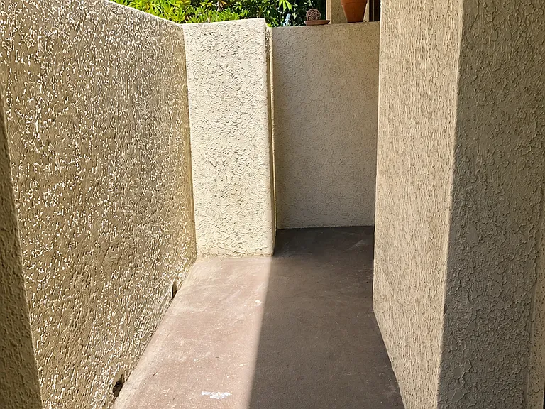 Charming Tudor-Style Apartments in Prime Sherman Oaks Location — Photo 18
