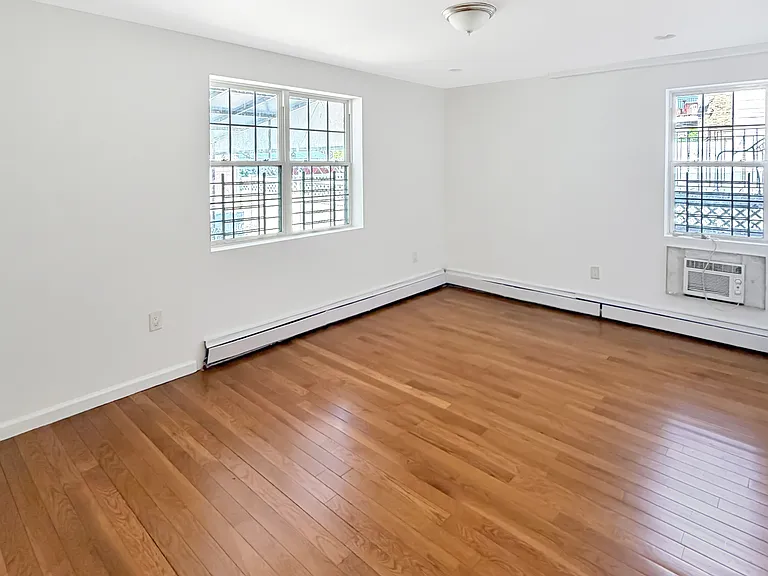 MASTER BEDROOM (UN-STAGED)