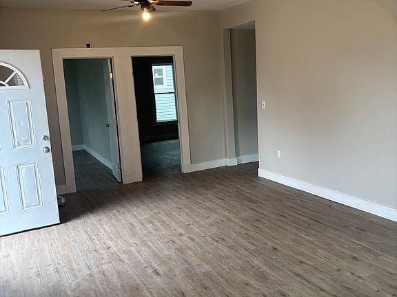 4th image of 422 E Avenue F