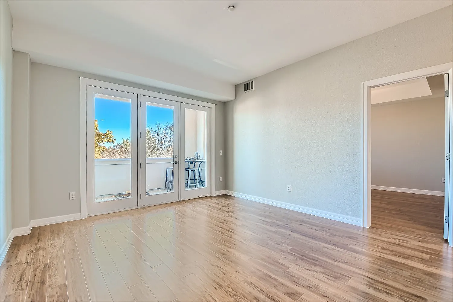 1 bed, 932 sqft, $2,200 — Photo 1