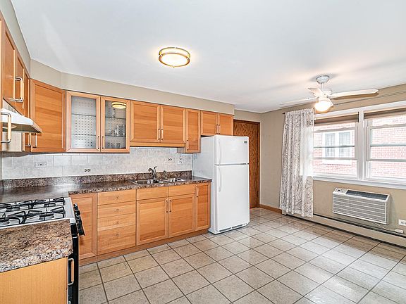 3rd image of 5830 W Lawrence Ave APT 3N