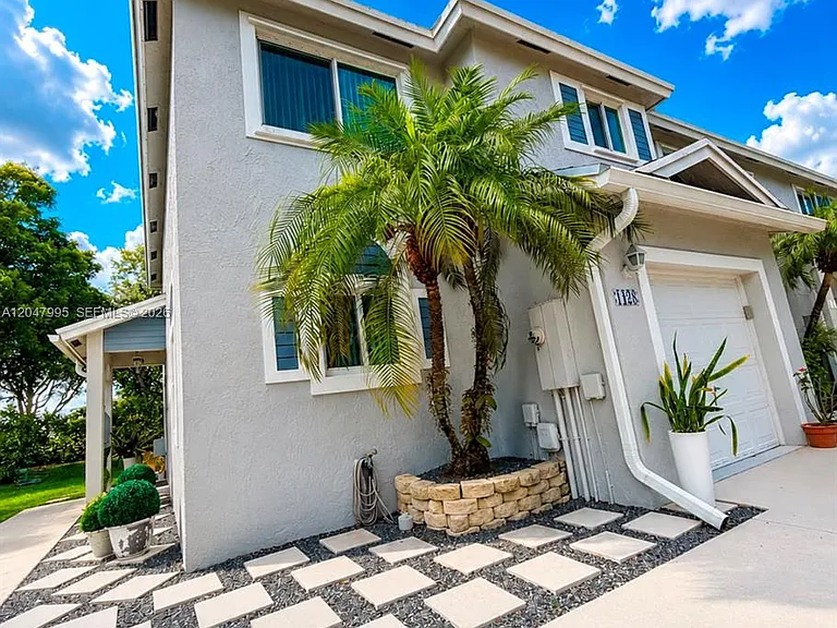 1428 SW 47th Ave — Photo 2