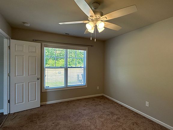 5th image of 240 Collinwood Dr