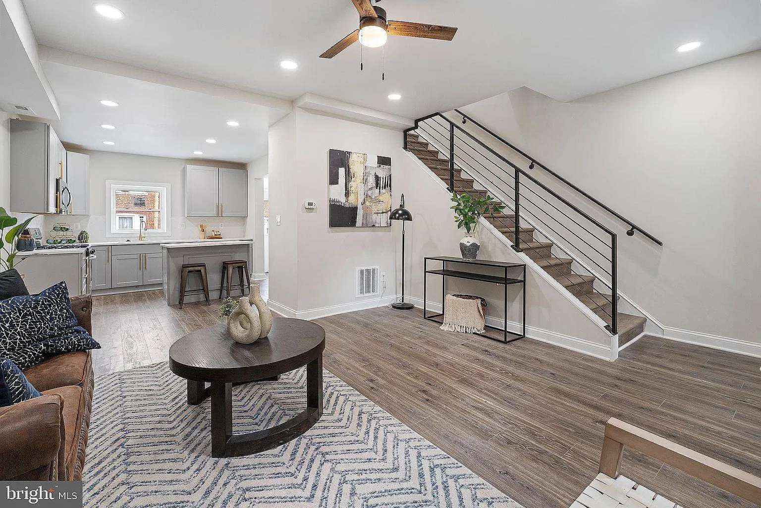 5 bed, 3.5 bath, 1565 sqft, $5,800 — Photo 2