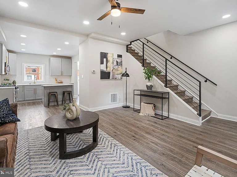 202 Adams St NE — Photo 2