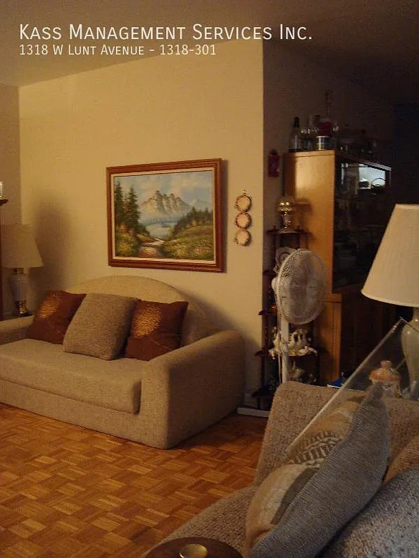 Large 2 bed, 2 bath, water heat and gas Incl! Near Loyola + Lake Front Trails — Photo 4