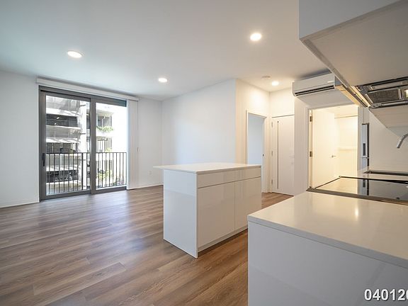 5th image of 987 Queen St #604